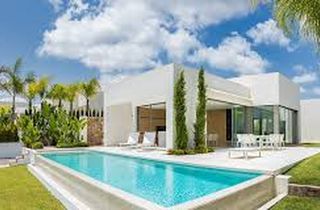 Polacy coraz częściej inwestują za granicą - Hiszpania liderem 2025